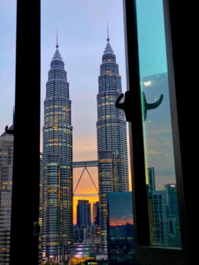 KLCC unobstructed view with a superking bed at a 3-bedroom premium unit